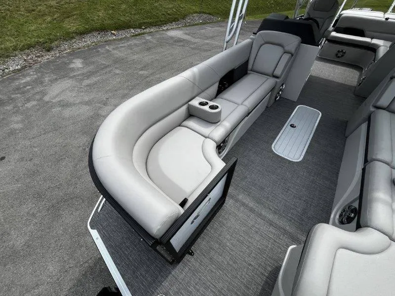 Slide: The Image of Crest Caribbean 250 USD 2025 - 33