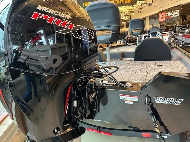 Slide: The Image of 2025 Tracker Pro Team 195 Tournament Edition with Mercury Pro XS engine in showroom. - 4