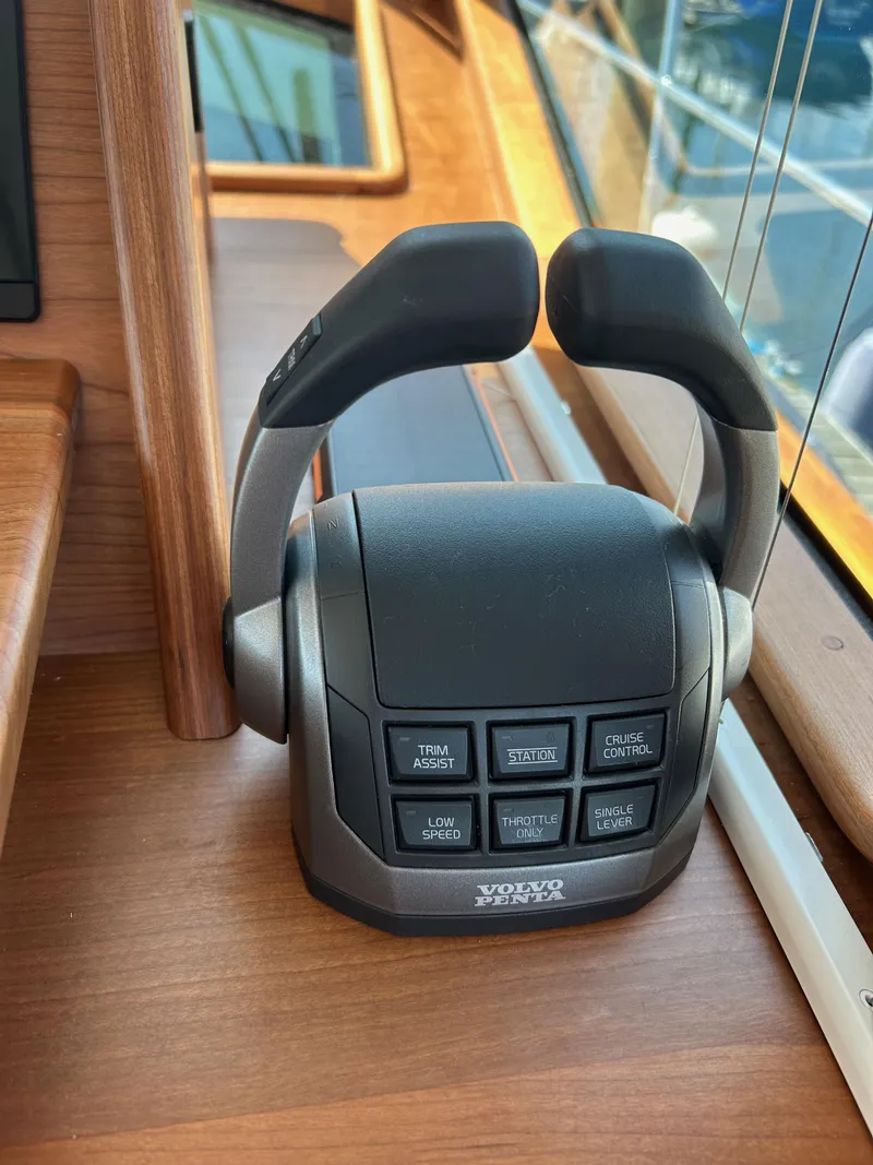 Slide: The Image of Volvo Penta throttle control on 2025 Sabre 43 Salon Express yacht. - 35