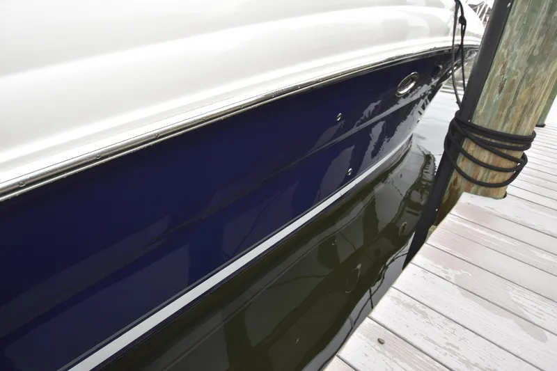 Slide: The Image of Close-up of 2005 Sea Ray 420 Sundancer boat hull at dock. - 37