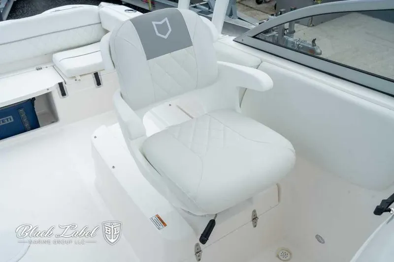 Slide: The Image of Sea Fox 228 Traveler Dual Console 2025 - 10