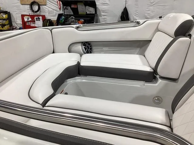 Slide: The Image of Crownline Boats E220 XS 2024 - 8