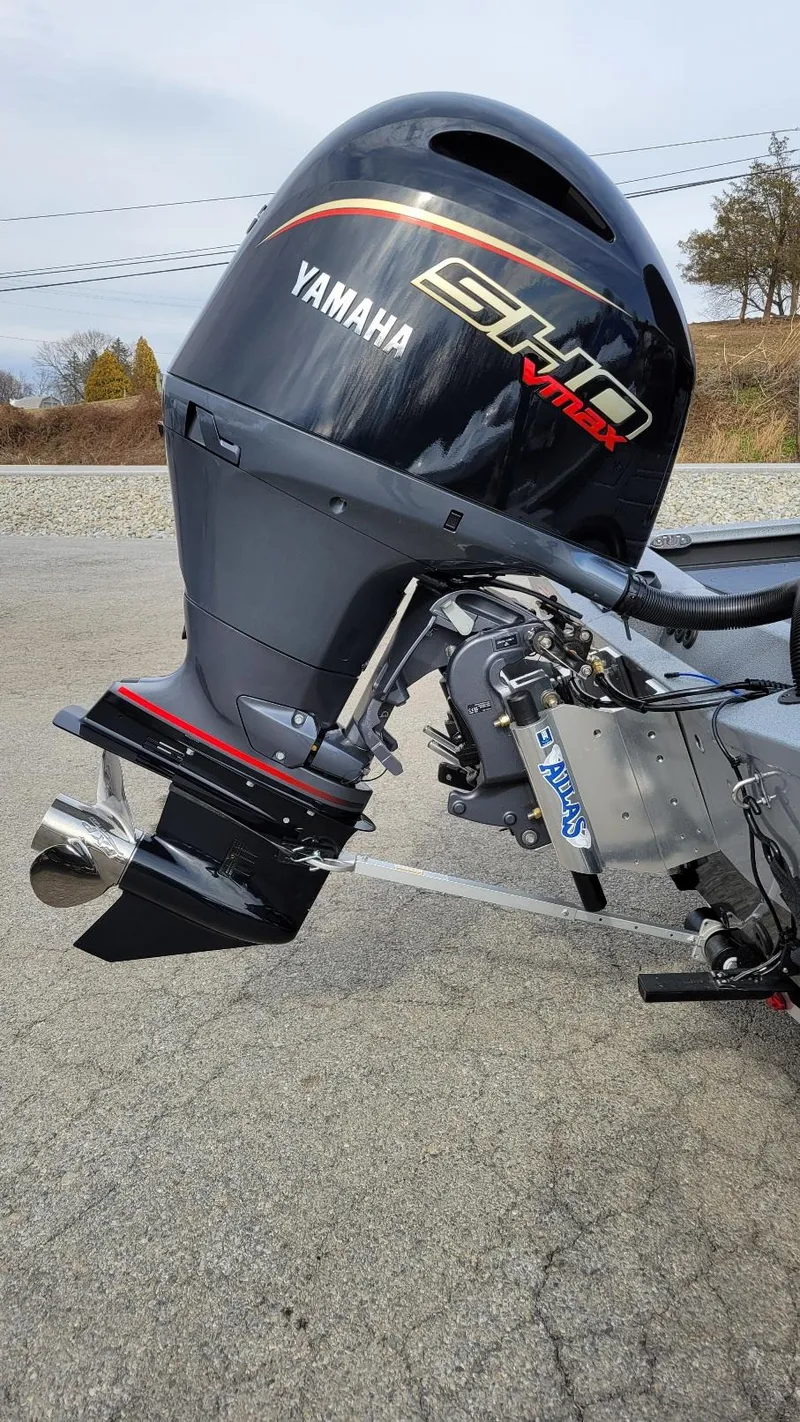 Slide: The Image of 2025 Xpress X19 Pro with Yamaha Vmax 175 outboard engine, side view. - 14