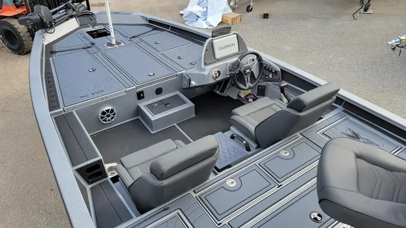 Slide: The Image of 2025 Xpress X19 Pro boat interior with Yamaha Vmax 175, featuring Garmin electronics. - 4
