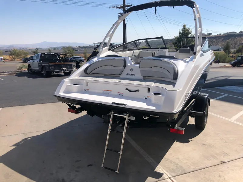 Slide: The Image of 2025 Yamaha Boats AR190 on trailer, rear view with ladder extended. - 10