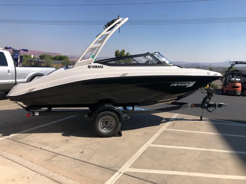 Slide: The Image of 2025 Yamaha Boats AR190 on trailer in parking lot, side view. - 3