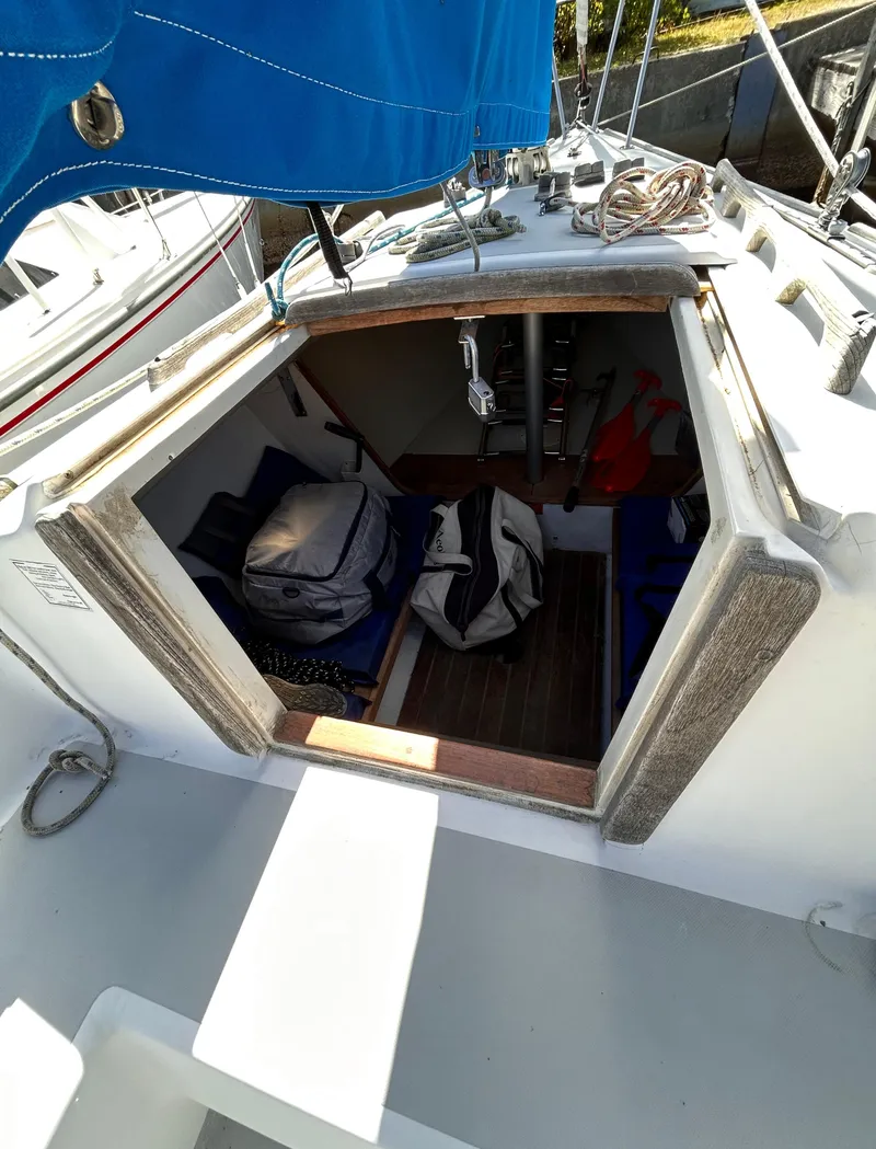 Slide: The Image of Cabin view of 1991 J Boats J/22 sailboat with blue sail cover. - 18