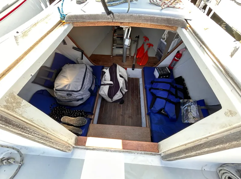 Slide: The Image of Interior view of 1991 J Boats J/22 sailboat with storage and equipment. - 19