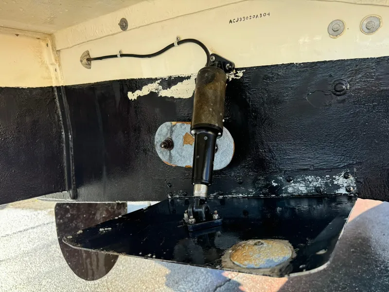 Slide: The Image of 2004 Nauset 33 boat trim tab mechanism with hydraulic actuator. - 45
