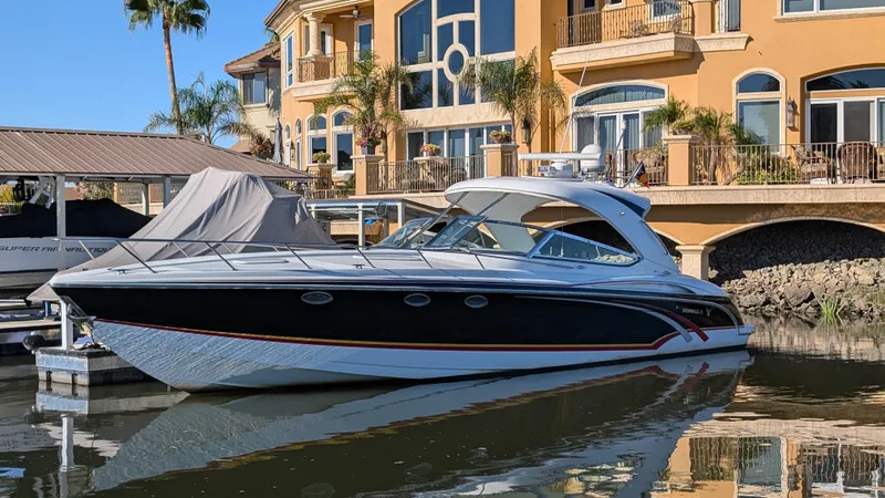 The Image of 2007 Formula 400ss yacht docked by luxury waterfront homes. - 0