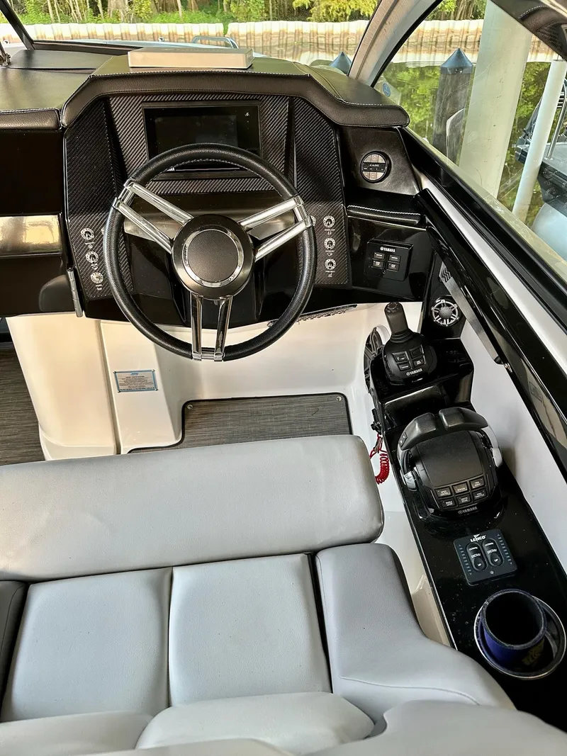 Slide: The Image of Four Winns H290 2020 - 16