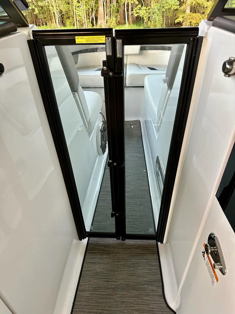 Slide: The Image of Four Winns H290 2020 - 18