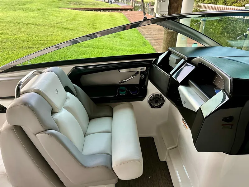 Slide: The Image of Four Winns H290 2020 - 8