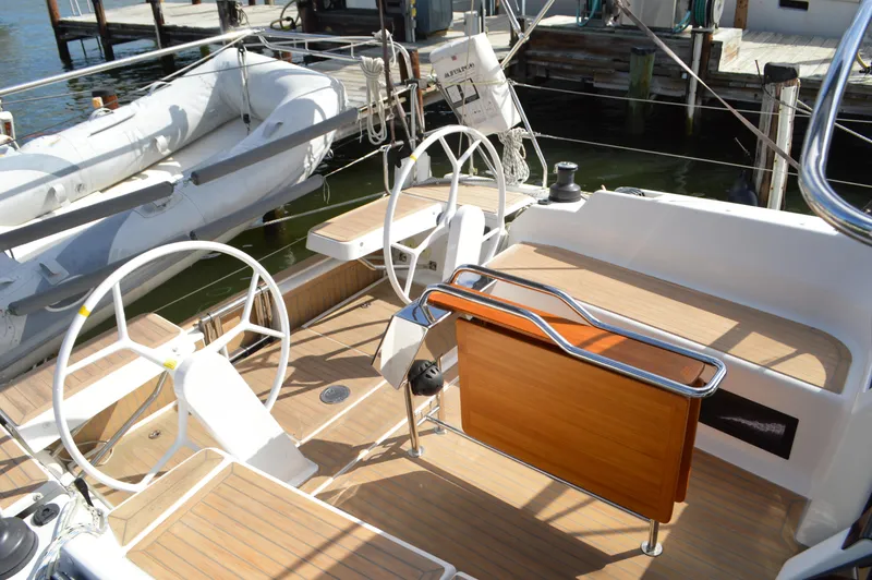 Slide: The Image of Hanse 418 - Cockpit from Stbd. Side - 11