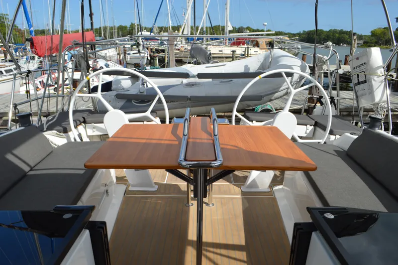 Slide: The Image of Hanse 418 - Cockpit Table - 14