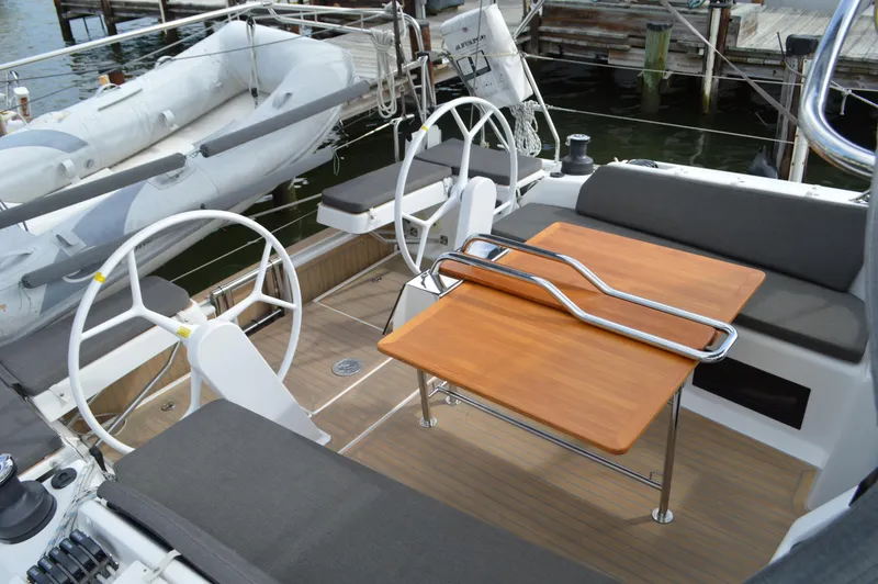 Slide: The Image of Hanse 418 - Cockpit Table (2) - 15