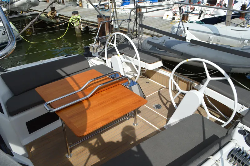 Slide: The Image of Hanse 418 - Cockpit Table (3) - 16