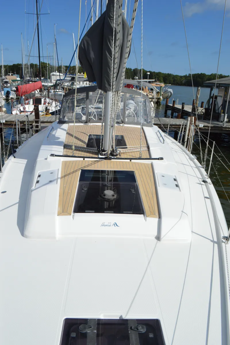 Slide: The Image of Hanse 418 - Foredeck Looking Aft - 20