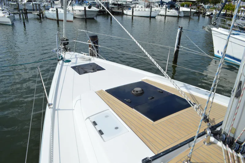 Slide: The Image of Hanse 418 - Foredeck - 22