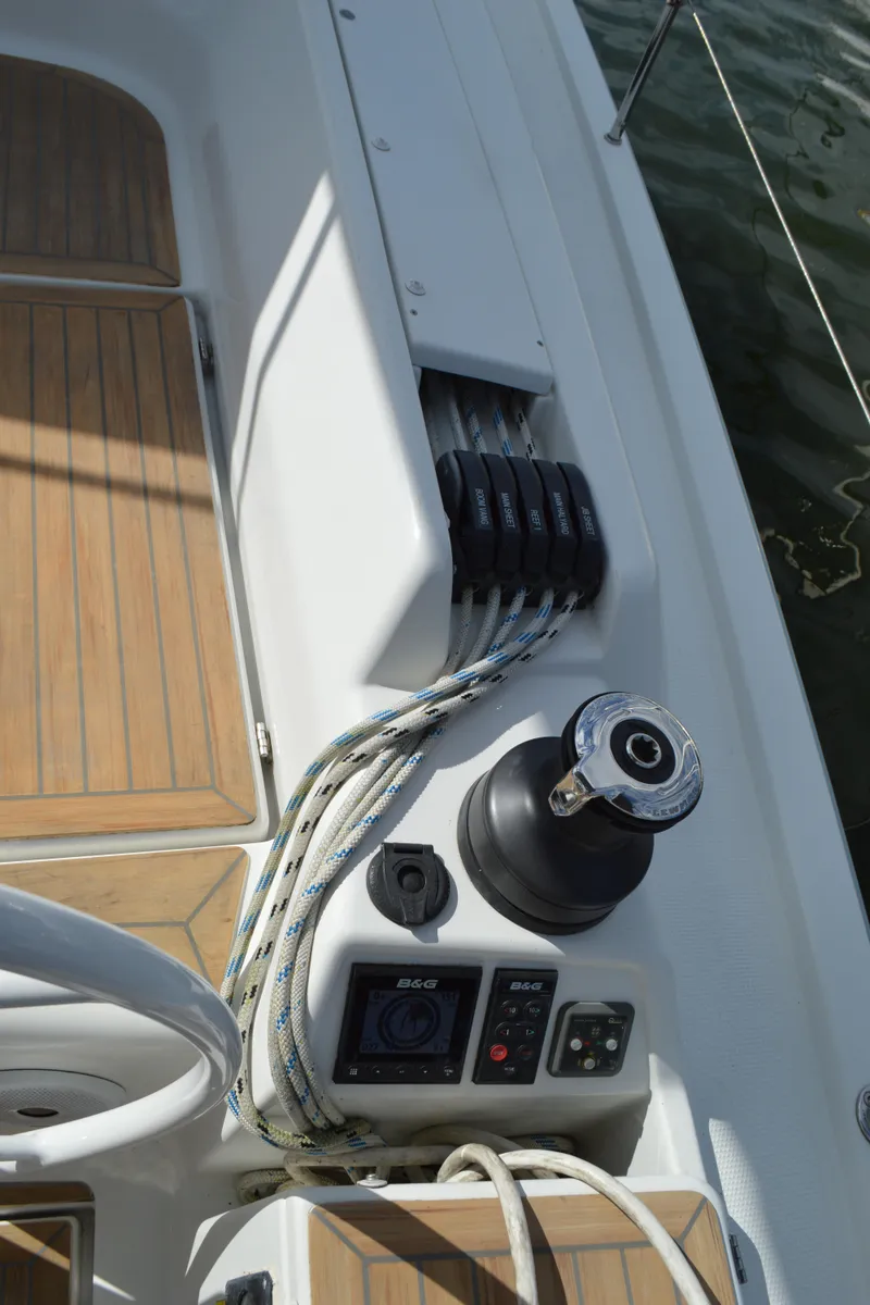 Slide: The Image of Hanse 418 - Stbd. Side Line Controls - 27