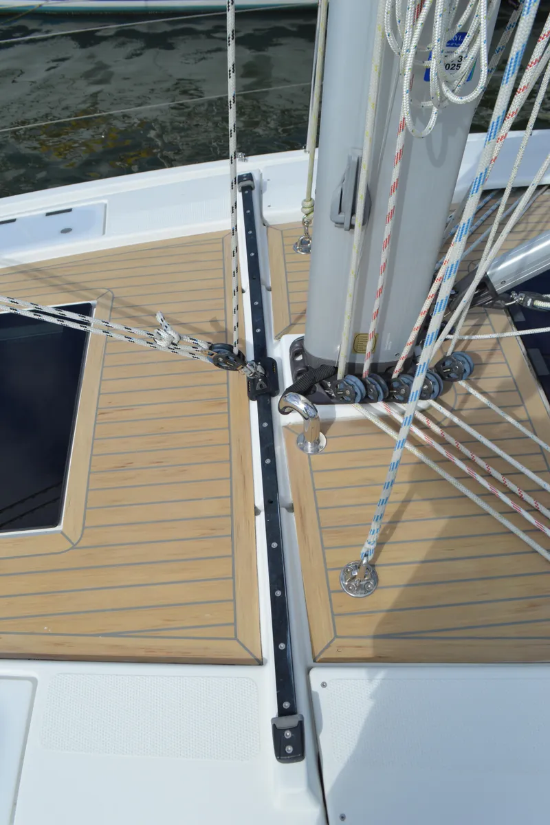 Slide: The Image of Hanse 418 - Jib Traveler - 30