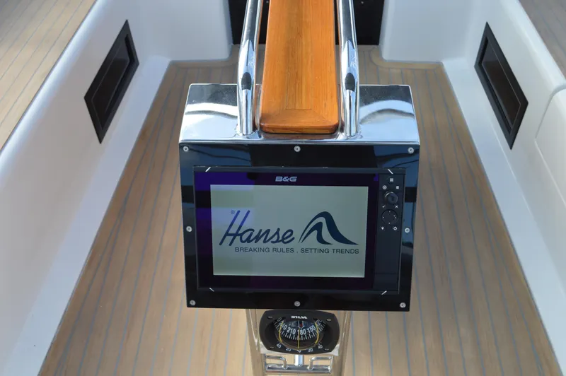 Slide: The Image of Hanse 418 - Cockpit Chartplotter - 37