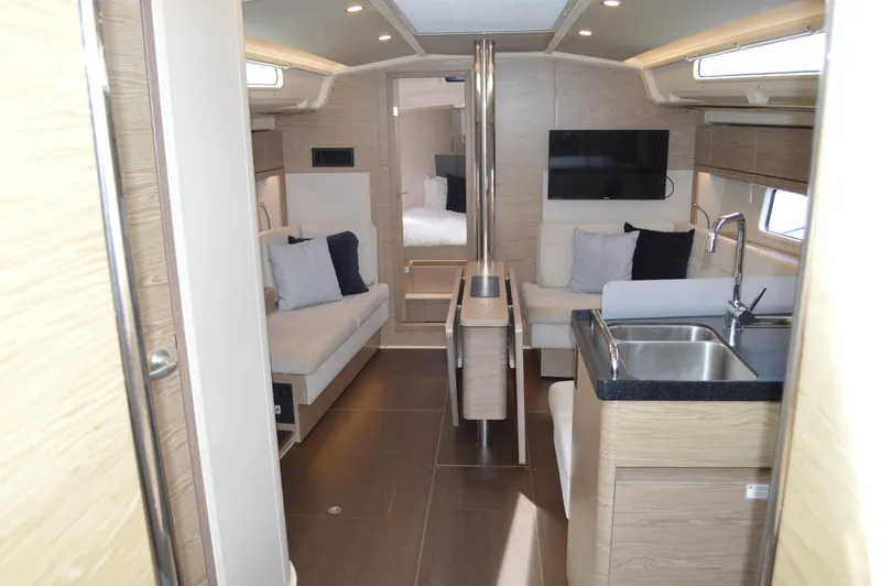 Slide: The Image of Hanse 418 - Salon (2) - 43