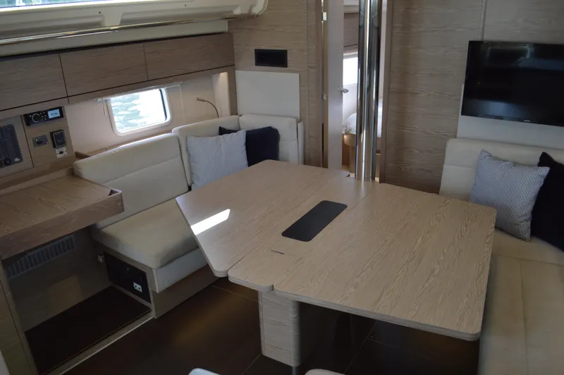 Slide: The Image of Hanse 418 - Dinette Table - 48