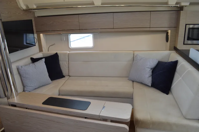 Slide: The Image of Hanse 418 - Stbd. Side Settee - 51