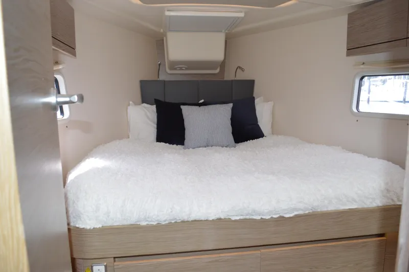 Slide: The Image of Hanse 418 - V-Berth - 60