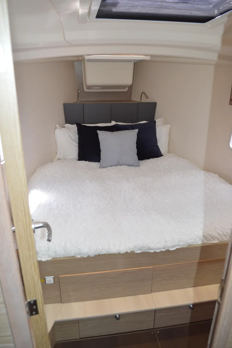 Slide: The Image of Hanse 418 - V-Berth (2) - 61
