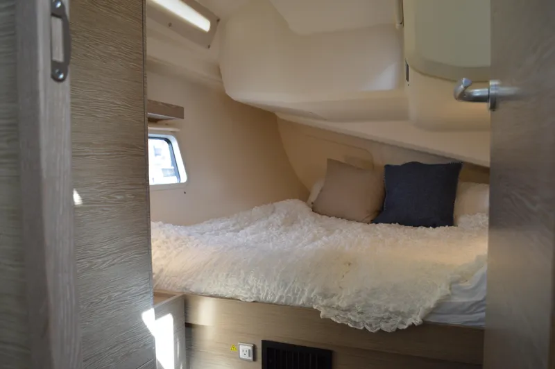 Slide: The Image of Hanse 418 - Stbd. Aft Berth - 64