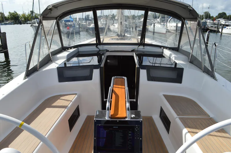 Slide: The Image of Hanse 418 - Cockpit Looking Forward - 8