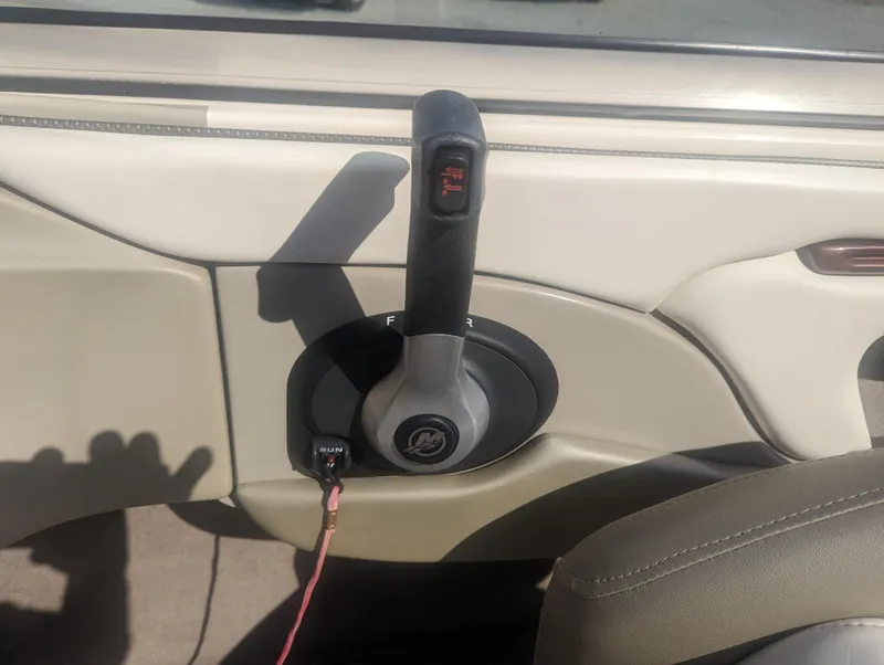 Slide: The Image of Throttle control lever on a 2006 Sea Ray 200 Select boat. - 14