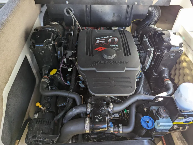 Slide: The Image of 2006 Sea Ray 200 Select boat engine, MerCruiser 5.0 MPI, detailed view. - 18