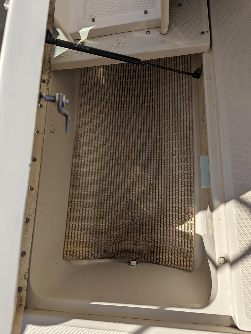 Slide: The Image of 2006 Sea Ray 200 Select boat storage compartment with textured mat. - 19