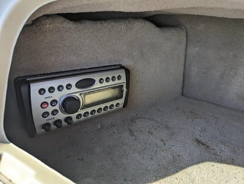 Slide: The Image of 2006 Sea Ray 200 Select boat stereo system in carpeted compartment. - 20