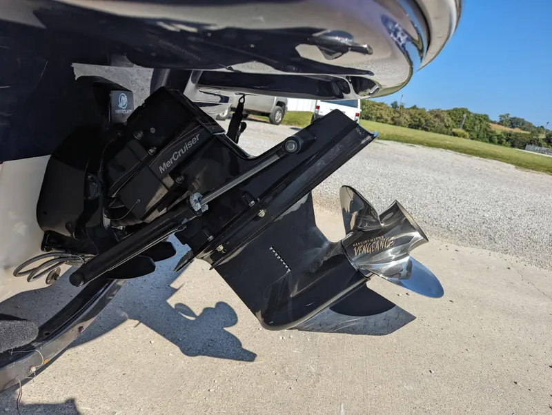 Slide: The Image of 2006 Sea Ray 200 Select boat with MerCruiser outdrive on a sunny day. - 5