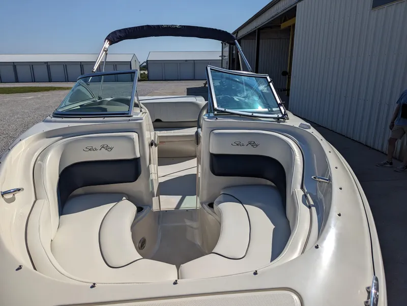 Slide: The Image of 2006 Sea Ray 200 Select boat with open bow seating and windshield. - 6