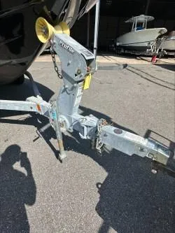 Slide: The Image of Trailer hitch of a 2019 Yamaha Boats SX195 in a parking area. - 31