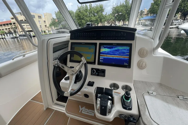 Slide: The Image of Boston Whaler 350 Realm 2020 - 15