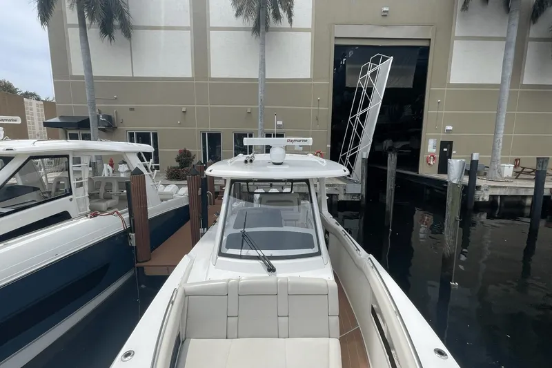 Slide: The Image of Boston Whaler 350 Realm 2020 - 18