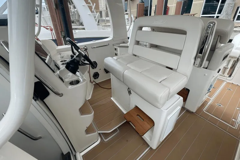 Slide: The Image of Boston Whaler 350 Realm 2020 - 23