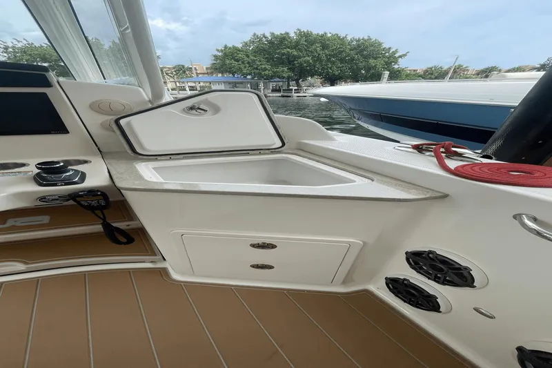Slide: The Image of Boston Whaler 350 Realm 2020 - 26