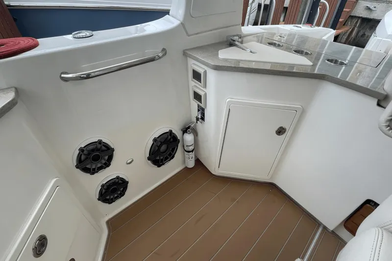 Slide: The Image of Boston Whaler 350 Realm 2020 - 27