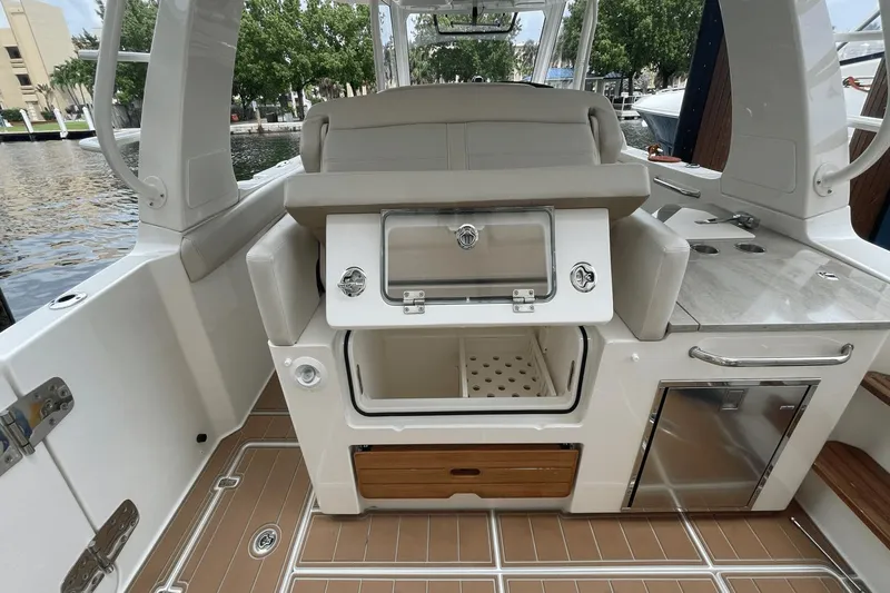 Slide: The Image of Boston Whaler 350 Realm 2020 - 28