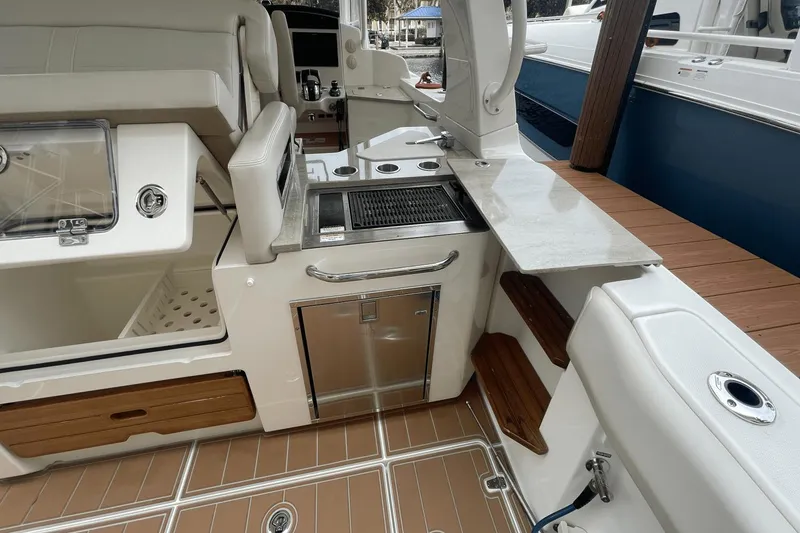Slide: The Image of Boston Whaler 350 Realm 2020 - 29