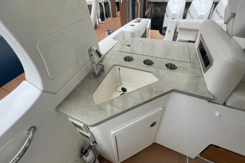 Slide: The Image of Boston Whaler 350 Realm 2020 - 31