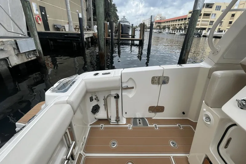 Slide: The Image of Boston Whaler 350 Realm 2020 - 32