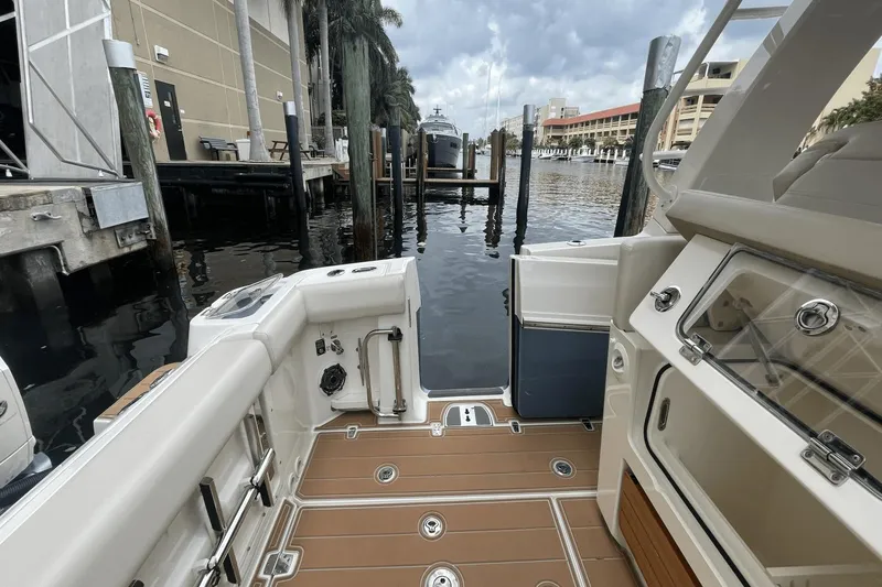 Slide: The Image of Boston Whaler 350 Realm 2020 - 33